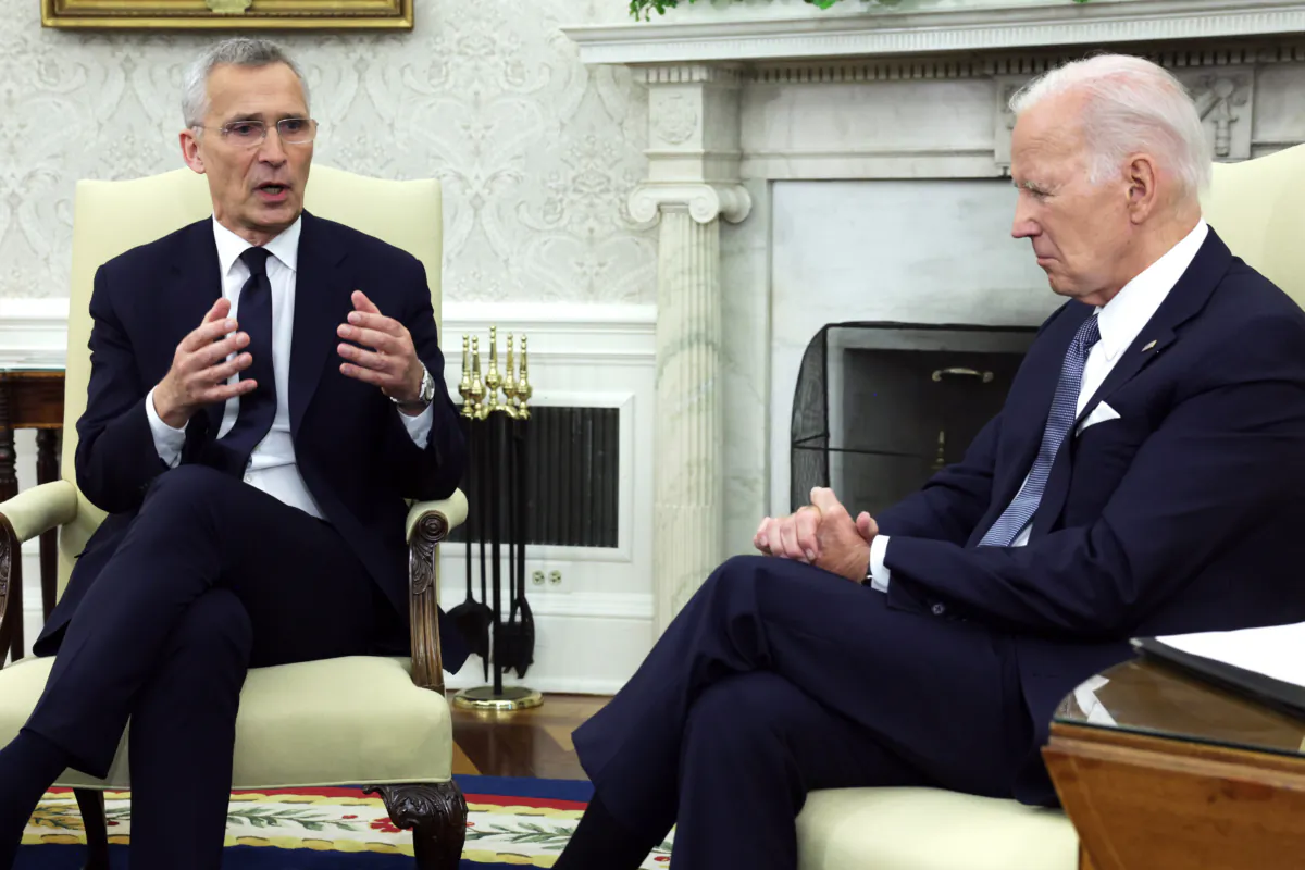 Tổng thống Hoa Kỳ Joe Biden gặp Tổng Thư ký NATO Jens Stoltenberg tại Oval Office của Tòa Bạch Ốc hôm 13/06/2023, tại Hoa Thịnh Đốn. (Ảnh: Alex Wong/Getty Images)