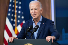 Tổng thống Joe Biden diễn thuyết trực tuyến trước Hội đồng Đại diện Thường niên của Hiệp hội Giáo dục Quốc gia từ Tòa nhà Văn phòng Điều hành Eisenhower ở Hoa Thịnh Đốn hôm 04/07/2023. (Ảnh: Saul Loeb/AFP qua Getty Images)