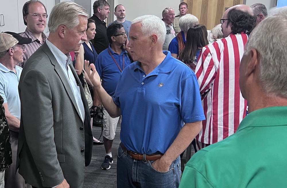 Cựu Phó Tổng thống Mike Pence nói chuyện với những người tham dự tại một sự kiện vận động tranh cử ở Boone, tiểu bang Iowa, hôm 04/07/2023. (Ảnh: Lawrence Wilson/The Epoch Times)