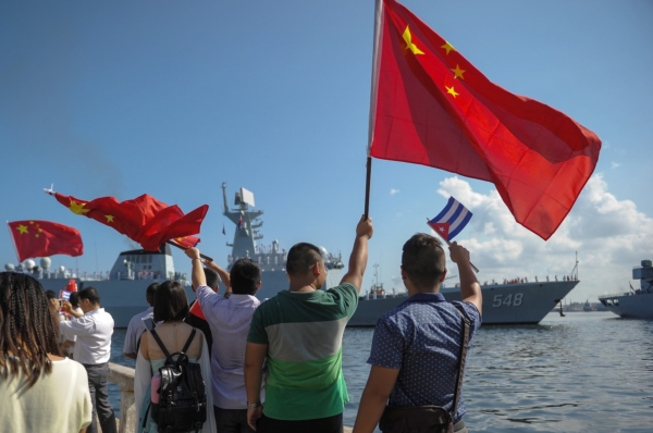Mọi người vẫy cờ Cuba và CHND Trung Hoa khi một số tàu Hải quân ĐCSTQ tiến vào cảng Havana vào ngày 10/11/2015. (Ảnh: Yamil Lage/AFP qua Getty Images)