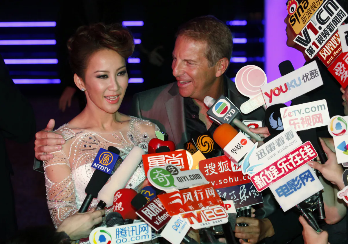 Ca sĩ Hồng Kông Coco Lee và chồng là Bruce Rockowitz nói chuyện với giới truyền thông trong tiệc cưới của họ tại Shaw Studio ở Hồng Kông vào ngày 28/10/2011. (Ảnh: Kin Cheung/AP Photo)