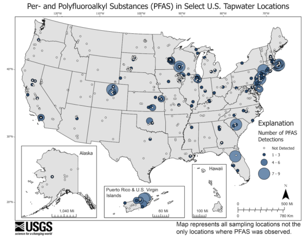 Bản đồ USGS này hiển thị số lượng hóa chất PFAS được phát hiện trong các mẫu nước tại vòi ở các địa điểm được chọn trên toàn quốc. Những phát hiện này dựa trên một nghiên cứu của USGS về các mẫu nước được lấy từ năm 2016 đến năm 2021 từ các nguồn cung cấp tư nhân và công cộng tại 716 địa điểm. Bản đồ này không đại diện cho tất cả các địa điểm có hóa chất PFAS ở Hoa Kỳ. (Ảnh: USGS)
