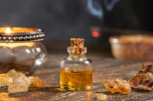 Tinh dầu trầm hương (Ảnh: Madeleine Steinbach/Shutterstock)