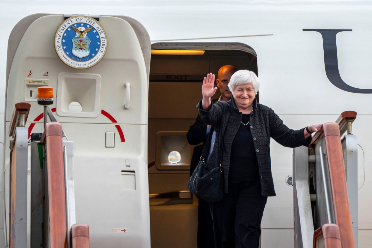 Bộ trưởng Ngân khố Hoa Kỳ Janet Yellen đến Phi trường Quốc tế Thủ đô Bắc Kinh ở Bắc Kinh, hôm 06/07/2023. (Ảnh: Mark Schiefelbein/AFP qua Getty Images)