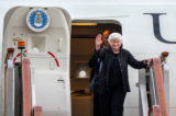 Bộ trưởng Ngân khố Hoa Kỳ Janet Yellen đến Phi trường Quốc tế Thủ đô Bắc Kinh ở Bắc Kinh hôm 06/07/2023. (Ảnh: Mark Schiefelbein/POOL/AFP qua Getty Images)