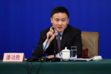 Ông Phan Công Thắng (Pan Gongsheng), phó thống đốc Ngân hàng Nhân dân Trung Quốc kiêm Giám đốc Cục Quản lý Ngoại hối Quốc gia, trả lời một câu hỏi tại một cuộc họp báo trong Kỳ họp thứ Nhất của Đại hội Đại biểu Nhân dân Toàn quốc khóa 13 tại Bắc Kinh vào ngày 09/03/2018. (Ảnh: Wang Zhao/AFP qua Getty Images)