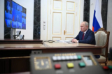 Tổng thống Nga Vladimir Putin chủ trì một cuộc họp với các thành viên chính phủ thông qua hội nghị truyền hình tại Điện Kremlin ở Moscow, hôm 04/07/2023. (Ảnh: Alexander Kazakov/Sputnik/AFP)