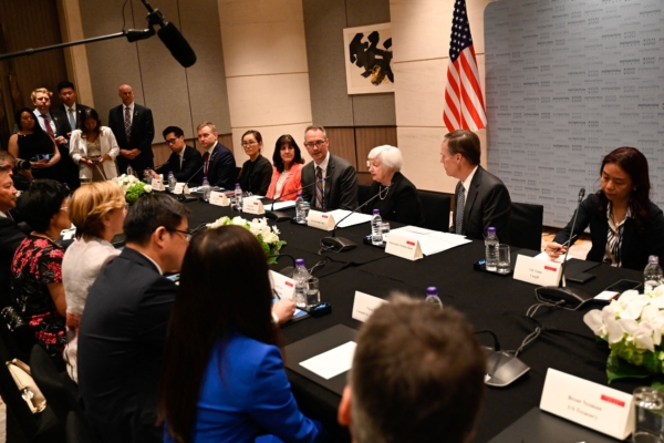Bộ trưởng Ngân khố Hoa Kỳ Janet Yellen tham dự một cuộc họp bàn tròn kinh doanh với các thành viên của Phòng Thương mại Hoa Kỳ tại Trung Quốc ở Bắc Kinh, hôm 07/07/2023. (Ảnh: Pedro Pardo/AFP qua Getty Images)