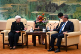 Thủ tướng Trung Quốc Lý Cường (phải) nói chuyện với Bộ trưởng Ngân khố Hoa Kỳ Janet Yellen trong cuộc họp tại Bắc Kinh, hôm 07/07/2023. (Ảnh: Mark Schiefelbein/Pool/AFP qua Getty Images)