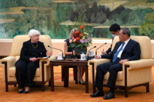 Thủ tướng Trung Quốc Lý Cường (phải) nói chuyện với Bộ trưởng Ngân khố Hoa Kỳ Janet Yellen trong cuộc họp tại Bắc Kinh, hôm 07/07/2023. (Ảnh: Mark Schiefelbein/Pool/AFP qua Getty Images)