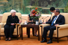 Thủ tướng Trung Quốc Lý Cường (phải) nói chuyện với Bộ trưởng Ngân khố Hoa Kỳ Janet Yellen trong cuộc gặp ở Bắc Kinh, hôm 07/07/2023. (Ảnh: Mark Schiefelbein/Pool/AFP qua Getty Images)
