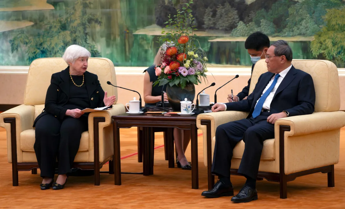 Thủ tướng Trung Quốc Lý Cường (phải) nói chuyện với Bộ trưởng Ngân khố Hoa Kỳ Janet Yellen trong cuộc gặp ở Bắc Kinh, hôm 07/07/2023. (Ảnh: Mark Schiefelbein/Pool/AFP qua Getty Images)