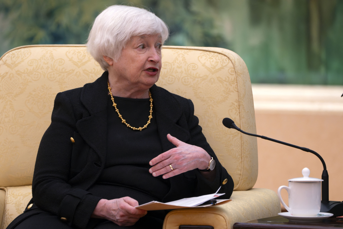 Bộ trưởng Ngân khố Hoa Kỳ Janet Yellen nói chuyện trong cuộc gặp với Thủ tướng Trung Quốc Lý Cường (không có trong ảnh) tại Bắc Kinh, hôm 07/07/2023. (Ảnh: Mark Schiefelbein/Pool/AFP qua Getty Images)