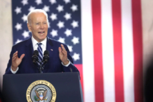 Tổng thống Joe Biden công bố kế hoạch kinh tế của mình trong một sự kiện ở sảnh của tòa nhà bưu điện cũ tại Chicago hôm 28/06/2023. (Ảnh: Scott Olson/Getty Images)