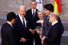 Thủ tướng Nhật Bản Fumio Kishida (bên trái), Tổng thống Hoa Kỳ Joe Biden (thứ hai bên trái), và Thủ tướng Đức Olaf Scholz (bên phải) nói chuyện bên cạnh Tổng thư ký NATO Jens Stoltenberg (ở giữa), Chủ tịch Ủy ban  u Châu Ursula von der Leyen (thứ ba bên phải), và Thủ tướng Canada Justin Trudeau (thứ hai bên phải) trước khi các nhà lãnh đạo G-7 chụp hình chung trong một hội nghị thượng đỉnh của NATO tại trụ sở của liên minh này ở Brussels vào ngày 24/03/2022. (Ảnh: Henry Nicholls/Pool/AFP qua Getty Images)
