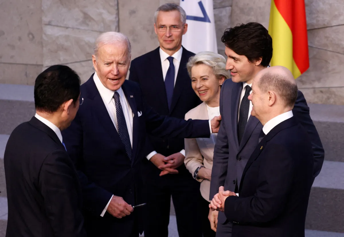 Thủ tướng Nhật Bản Fumio Kishida (bên trái), Tổng thống Hoa Kỳ Joe Biden (thứ hai bên trái), và Thủ tướng Đức Olaf Scholz (bên phải) nói chuyện bên cạnh Tổng thư ký NATO Jens Stoltenberg (ở giữa), Chủ tịch Ủy ban  u Châu Ursula von der Leyen (thứ ba bên phải), và Thủ tướng Canada Justin Trudeau (thứ hai bên phải) trước khi các nhà lãnh đạo G-7 chụp hình chung trong một hội nghị thượng đỉnh của NATO tại trụ sở của liên minh này ở Brussels vào ngày 24/03/2022. (Ảnh: Henry Nicholls/Pool/AFP qua Getty Images)