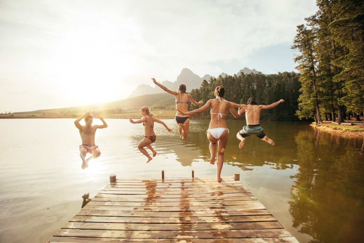 Ra ngoài trời và tận hưởng các hoạt động với bạn bè là một cách hoàn hảo để sống hòa hợp với mùa hè. (Ảnh: Jacob Lund/Shutterstock)