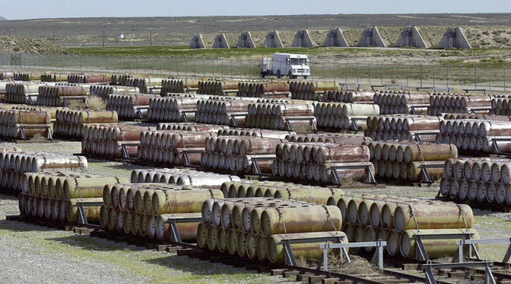 Một chiếc xe an toàn đi qua một khu phức hợp chứa các thùng đựng mù tạt và chất làm phồng rộp da loại 170 gallon tại Kho hóa chất Deseret ở Tooele, Utah, vào ngày 30/04/2001. (Ảnh: AP Photo/Douglas C. Pizac)