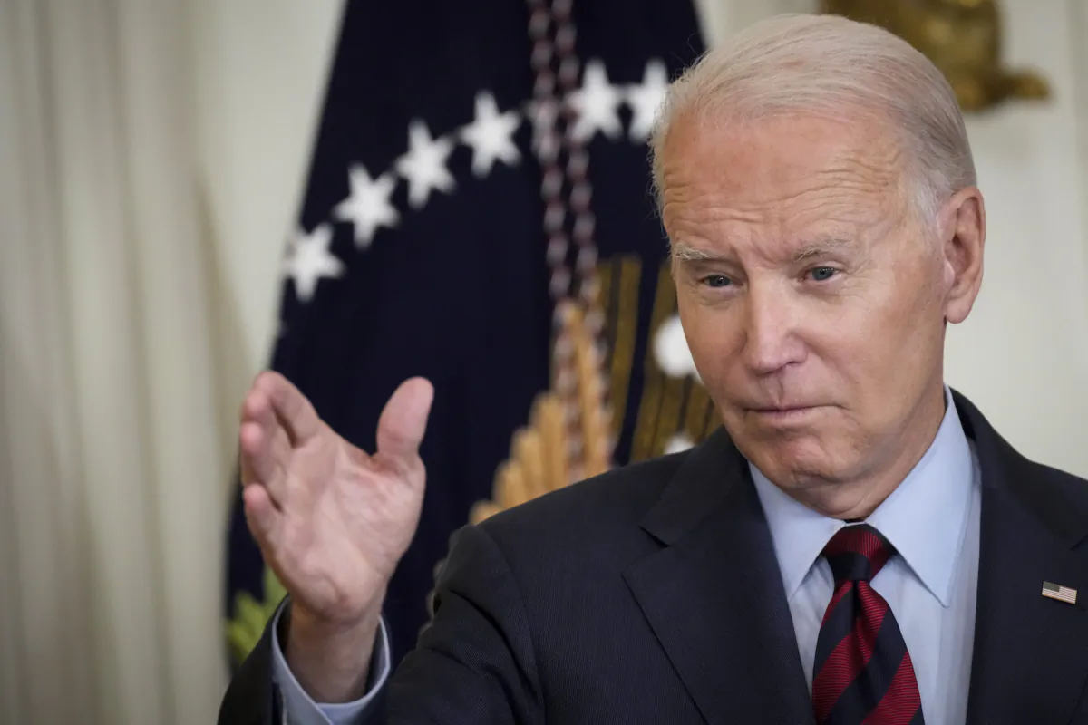 Tổng thống Hoa Kỳ Joe Biden trình bày trong một sự kiện về giảm bớt chi phí y tế tại Phòng Đông (East Room) của Tòa Bạch Ốc ở Hoa Thịnh Đốn hôm 07/07/2023. (Ảnh: Drew Angerer/Getty Images)