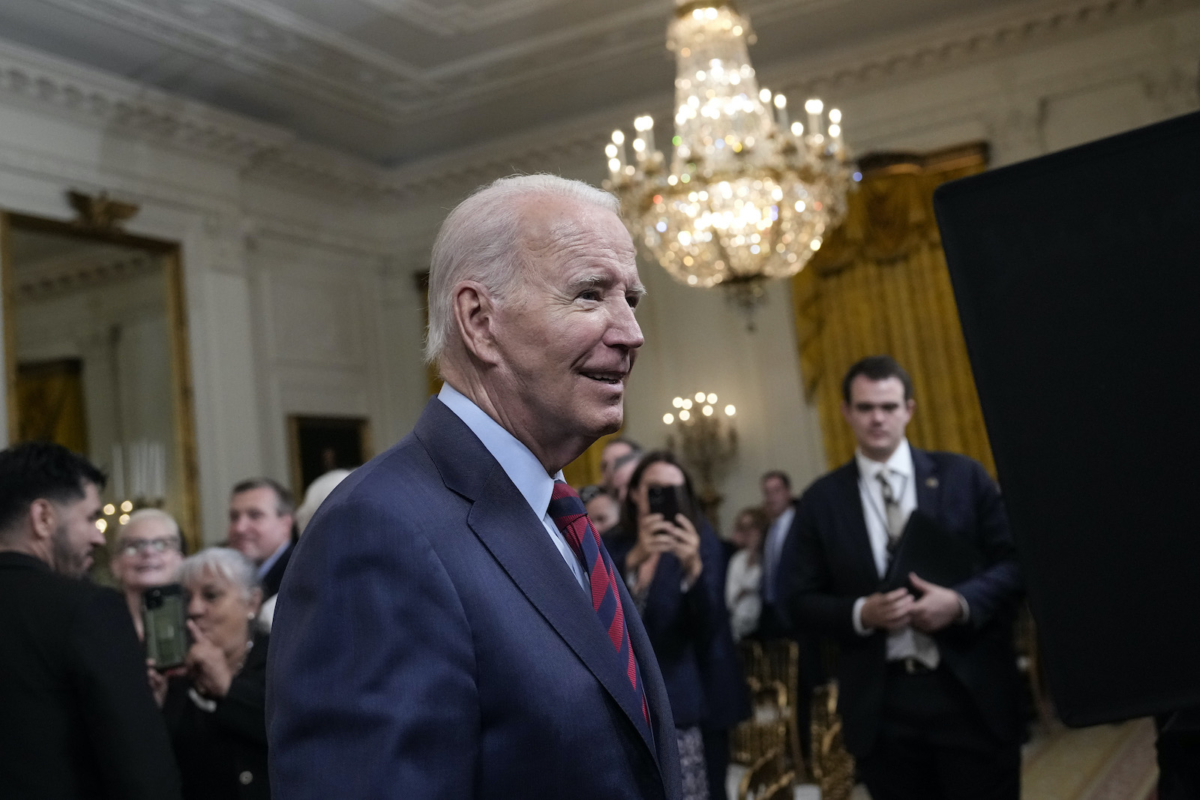 Tổng thống Hoa Kỳ Joe Biden rời đi sau khi nói chuyện trong một sự kiện về giảm bớt chi phí chăm sóc sức khỏe tại Phòng Đông của Tòa Bạch Ốc ở Hoa Thịnh Đốn hôm 07/07/2023. Ông Biden đã công bố một tập hợp hành động mới trong nghị trình “Bidenomics” (Trường phái kinh tế Biden) của mình để giảm chi phí chăm sóc sức khỏe và cắt giảm phí “rác” cho người tiêu dùng. (Ảnh: Drew Angerer/Getty Images)