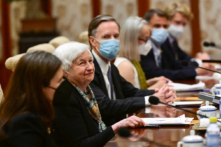 Bộ trưởng Ngân khố Hoa Kỳ Janet Yellen (thứ 2 từ trái sang) tham dự một cuộc họp với Phó Thủ tướng Trung Quốc Hà Lập Phong tại Nhà khách Điếu Ngư Đài ở Bắc Kinh, hôm 08/07/2023. (Ảnh: Pedro Pardo/POOL/AFP qua Getty Images)