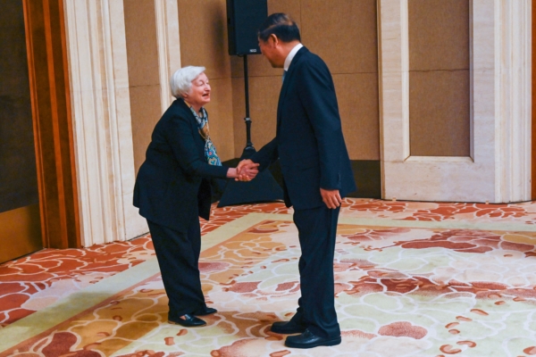 Bộ trưởng Ngân khố Hoa Kỳ Janet Yellen (trái) bắt tay với Phó Thủ tướng Trung Quốc Hà Lập Phong trong một cuộc họp tại Nhà khách Điếu Ngư Đài ở Bắc Kinh, hôm 08/07/2023. (Ảnh: Pedro Pardo/AFP qua Getty Images)