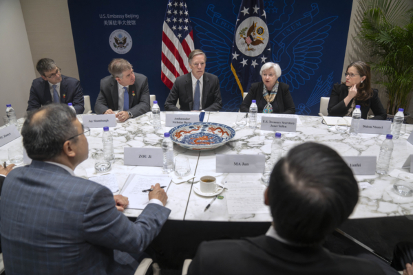 Bộ trưởng Ngân khố Janet Yellen (thứ 2 từ phải sang) nói tại một cuộc thảo luận bàn tròn về tài chính khí hậu tại Đại sứ quán Hoa Kỳ ở Bắc Kinh, hôm 08/07/2023. (Ảnh: Mark Schiefelbein/AFP qua Getty Images)