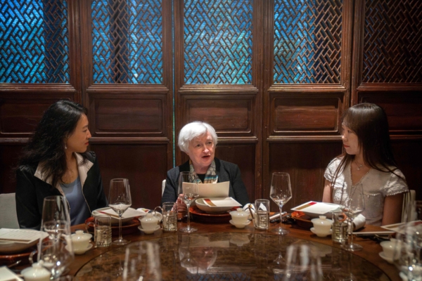 Bộ trưởng Ngân khố Hoa Kỳ Janet Yellen (ở giữa) nói trong một cuộc gặp gỡ ăn trưa với các nhà kinh tế nữ ở Bắc Kinh, hôm 08/07/2023. (Ảnh: Mark Schiefelbein/AFP qua Getty Images)
