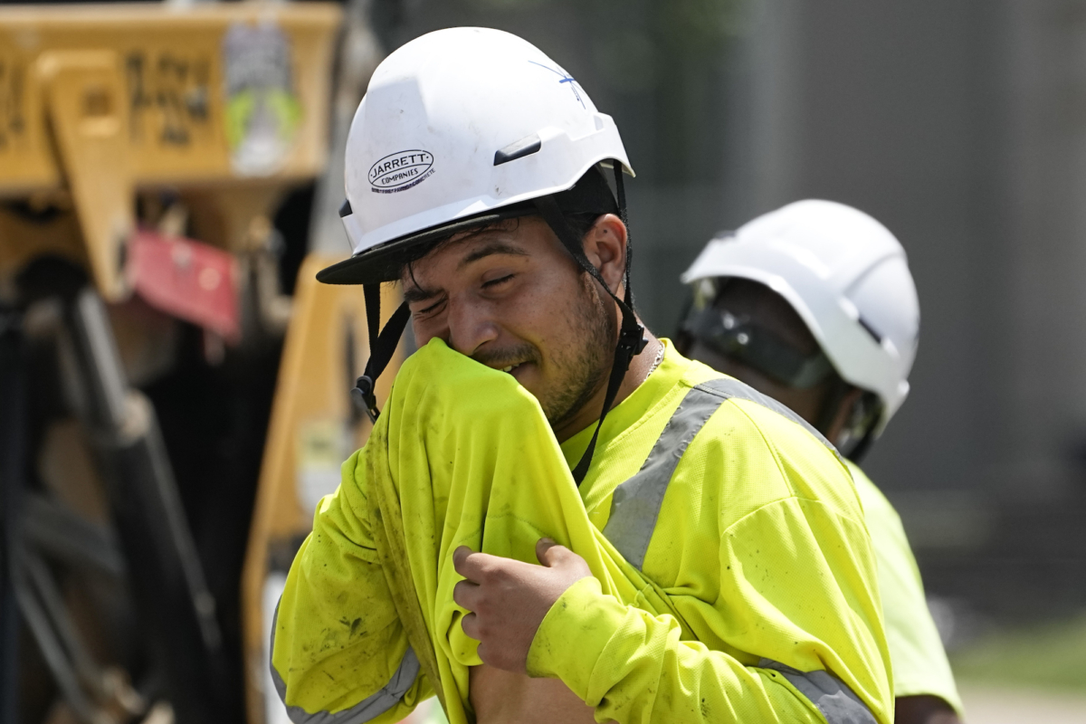 Công nhân xây dựng Fernando Padilla lau mặt khi làm việc dưới cái nóng, ở Nashville, Tennessee, hôm 30/06/2023. (Ảnh/ George Walker IV/AP Photo)