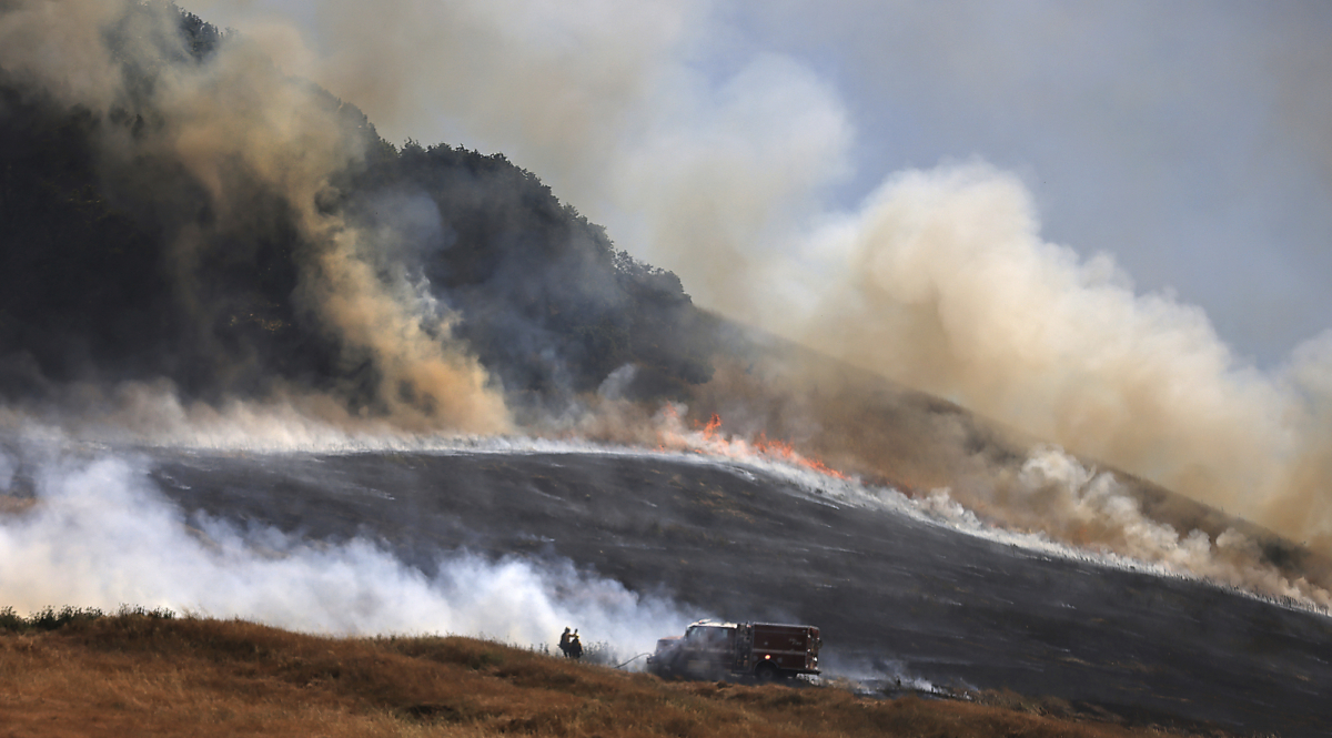 Đám cháy ở San Antonio lan rộng về phía tây Petaluma, California, hôm 30/06/2023. (Ảnh: Kent Porter/The Press Democrat qua AP)