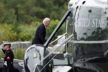 Tổng thống Joe Biden lên trực thăng Marine One tại Công viên Tiểu bang Gordons Pond ở Bãi biển Rehoboth, Delaware, hôm 09/07/2023, khi ông khởi hành đến Căn cứ Không quân Dover trước khi đến châu  u. (Ảnh: Saul Loeb/AFP qua Getty Images)