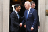 Thủ tướng Anh Rishi Sunak (Trái) chào tạm biệt Tổng thống Hoa Kỳ Joe Biden sau cuộc hội đàm của họ tại số 10 Phố Downing, London hôm 10/07/2023. (Ảnh: Leon Neal/Getty Images)