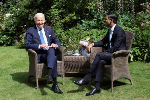 Tổng thống Joe Biden nói chuyện với Thủ tướng Anh Rishi Sunak trong khu hoa viên tại số 10 Phố Downing hôm 10/07/2023 ở London, Anh. (Ảnh: Suzanne Plunkett-WPA Pool/Getty Images)