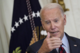 Tổng thống Joe Biden trình bày trong một sự kiện về việc giảm chi phí chăm sóc sức khỏe tại Phòng phía Đông của Tòa Bạch Ốc, hôm 07/07/2023. (Ảnh: Drew Angerer/Getty Images)