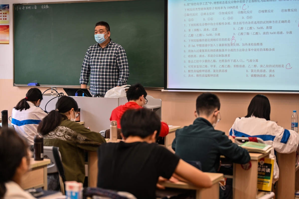 Một giáo viên đeo khẩu trang được ghi hình lại trong chuyến tham quan của giới truyền thông do chính quyền tổ chức tại trường trung học Thượng Hải sau khi ngôi trường này mở cửa trở lại ở Thượng Hải vào ngày 07/05/2020. (Ảnh: Hector Retamal/AFP qua Getty Images)