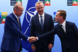 Tổng thống Thổ Nhĩ Kỳ Tayyip Erdogan (trái) và Thủ tướng Thụy Điển Ulf Kristersson (phải) bắt tay bên cạnh Tổng thư ký NATO Jens Stoltenberg trong cuộc gặp của họ, trước thềm hội nghị thượng đỉnh NATO, ở Vilnius, Litva, hôm 10/07/2023. (Ảnh: Yves Herman/Pool qua Reuters)