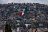 Khung cảnh thành phố Tijuana, Mexico nhìn qua bức tường biên giới Hoa Kỳ gần San Diego, California, hôm 31/05/2023. (Ảnh: John Fredricks/The Epoch Times)