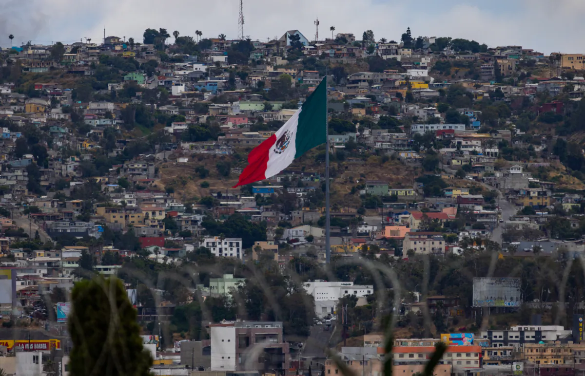 Khung cảnh thành phố Tijuana, Mexico nhìn qua bức tường biên giới Hoa Kỳ gần San Diego, California, hôm 31/05/2023. (Ảnh: John Fredricks/The Epoch Times)