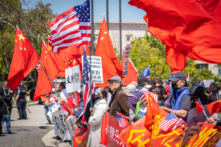 Những người ủng hộ Trung Quốc phản đối sự xuất hiện của Tổng thống Đài Loan Thái Anh Văn tại Thư viện Tổng thống Ronald Reagan ở Simi Valley, California, hôm 05/04/2023. (Ảnh: John Fredricks/The Epoch Times)