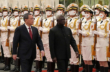 Thủ tướng Quần đảo Solomon Manasseh Sogavare (Phải) và Thủ tướng Trung Quốc Lý Cường duyệt đội danh dự trong buổi lễ nghênh đón tại Đại lễ đường Nhân dân ở Bắc Kinh, Trung Quốc hôm 10/07/2023. (Ảnh: Andy Wong/POOL/AFP qua Getty Images)