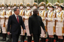 Thủ tướng Quần đảo Solomon Manasseh Sogavare (Phải) và Thủ tướng Trung Quốc Lý Cường duyệt đội danh dự trong buổi lễ nghênh đón tại Đại lễ đường Nhân dân ở Bắc Kinh, Trung Quốc hôm 10/07/2023. (Ảnh: Andy Wong/POOL/AFP qua Getty Images)