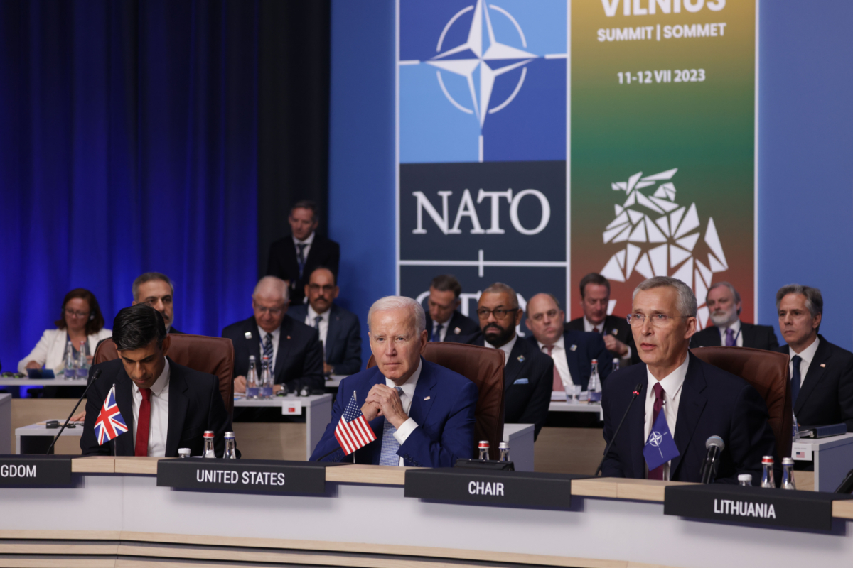 (Từ trái sang phải) Thủ tướng Anh Rishi Sunak, Tổng thống Hoa Kỳ Joe Biden, và Tổng Thư ký NATO Jens Stoltenberg tham dự ngày đầu tiên của Hội nghị thượng đỉnh NATO năm 2023 tại Vilnius, Litva, hôm 11/07/2023. (Ảnh: Sean Gallup/Getty Images)
