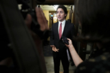 Thủ tướng Justin Trudeau nói chuyện với các phóng viên tại tiền sảnh của Hạ viện Canada trên Đồi Nghị viện ở Ottawa vào ngày 20/06/2023. (Ảnh: The Canadian Press/Sean Kilpatrick)