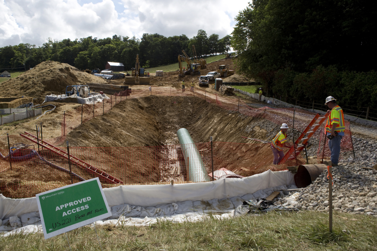 Các công nhân xây dựng làm việc trên một đường hầm mà Đường ống Mountain Valley sẽ đi qua ở Quận Roanoke, Virginia, vào ngày 22/06/2018. (Ảnh: Heather Rousseau/The Roanoke Times qua AP, Tư liệu)