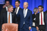 Tổng thống Joe Biden (giữa) và Thủ tướng Vương quốc Anh Rishi Sunak (phải) đến tham dự phiên làm việc đầu tiên trong khuôn khổ hội nghị thượng đỉnh Tổ chức Hiệp ước Bắc Đại Tây Dương (NATO), tại Vilnius, hôm 11/07/2023. Các nhà lãnh đạo NATO sẽ chật vật để giải quyết tham vọng gia nhập NATO của Ukraine tại hội nghị thượng đỉnh của họ hôm 11/07/2023. (Ảnh: Jacques Witt/AFP qua Getty Images)