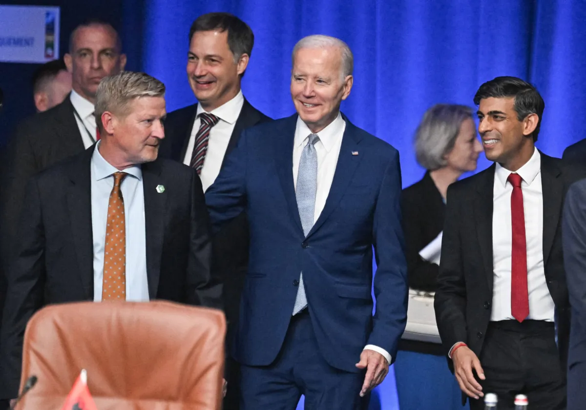 Tổng thống Joe Biden (giữa) và Thủ tướng Vương quốc Anh Rishi Sunak (phải) đến tham dự phiên làm việc đầu tiên trong khuôn khổ hội nghị thượng đỉnh Tổ chức Hiệp ước Bắc Đại Tây Dương (NATO), tại Vilnius, hôm 11/07/2023. Các nhà lãnh đạo NATO sẽ chật vật để giải quyết tham vọng gia nhập NATO của Ukraine tại hội nghị thượng đỉnh của họ hôm 11/07/2023. (Ảnh: Jacques Witt/AFP qua Getty Images)