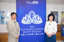 Ông Richard Yin và bà Lucy Zhou, thành viên ban tổ chức Cuộc thi Sắc đẹp Trung Hoa Toàn cầu của Đài truyền hình NTD, tại một cuộc họp báo ở thành phố New York hôm 11/07/2023. (Ảnh: Edwin Huang/The Epoch Times)
