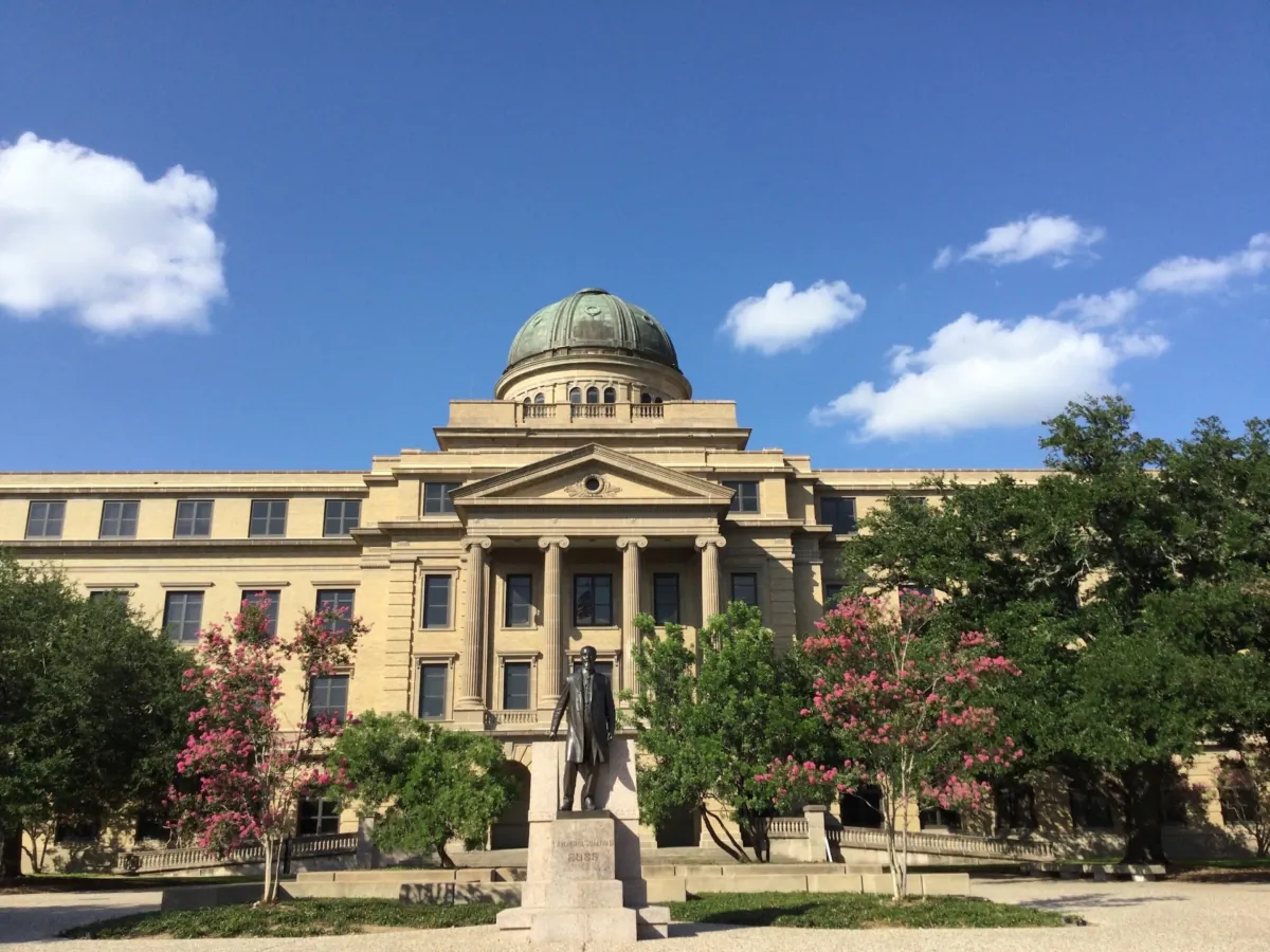 Tòa nhà Vật lý học Mitchell tại Đại học Texas A&M. (Ảnh: The Epoch Times)