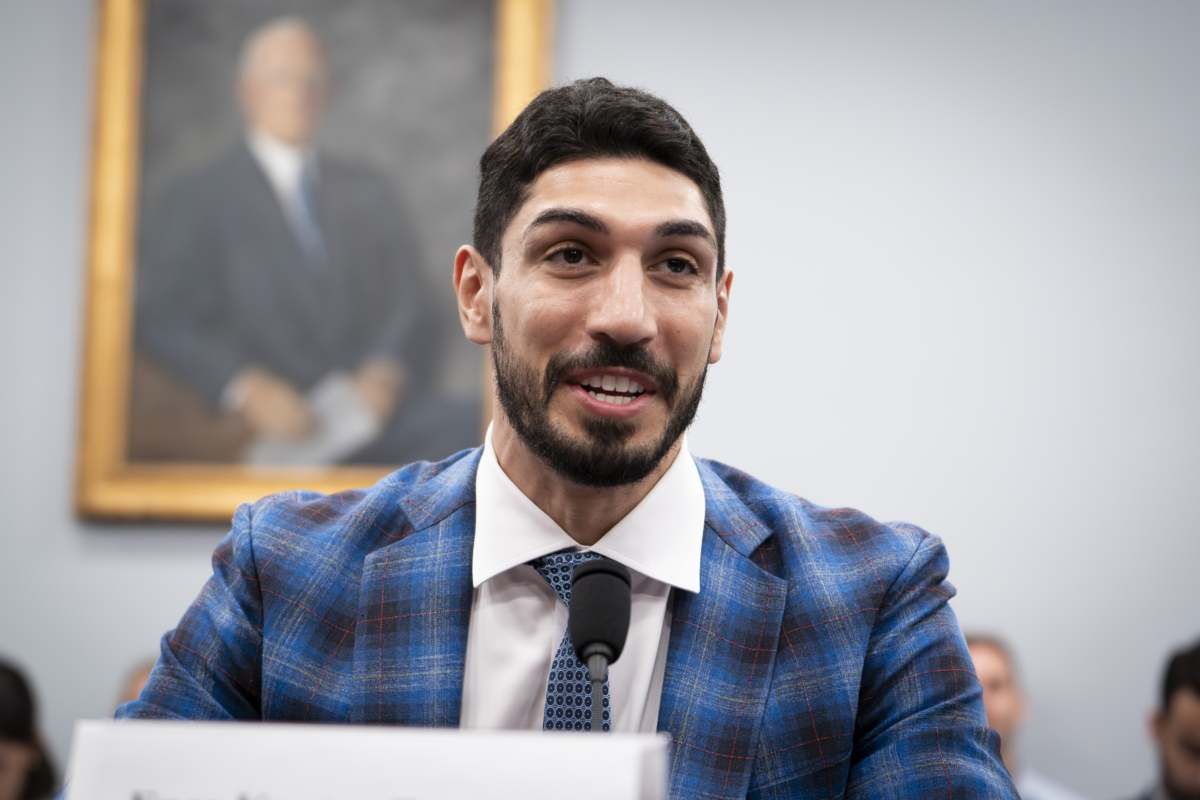 Anh Enes Kanter Freedom, một người ủng hộ nhân quyền và là cựu cầu thủ NBA, làm chứng trước Ủy ban Điều hành Quốc hội về Trung Quốc tại một phiên điều trần “Sự đồng lõa của doanh nghiệp: Trợ cấp cho các hành vi vi phạm nhân quyền của CHND Trung Hoa” tại Hoa Thịnh Đốn, hôm 11/07/2023. (Ảnh: Madalina Vasiliu/The Epoch Times)