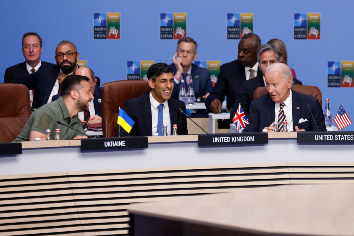 Tổng thống Ukraine Volodymyr Zelensky, Thủ tướng Anh Rishi Sunak, và Tổng thống Hoa Kỳ Joe Biden nói chuyện trước khi bắt đầu phiên làm việc về Ukraine tại hội nghị thượng đỉnh NATO ở Vilnius, hôm 12/07/2023. (Ảnh: Ludovic Marin/AFP qua Getty Images)